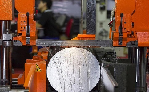 干驿镇立式金属带锯床切削出现跑带故障解决方法！